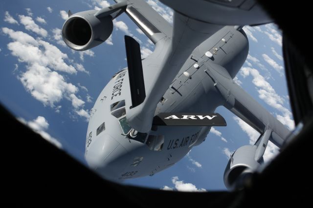 — — - C-17 approaching a KC-135