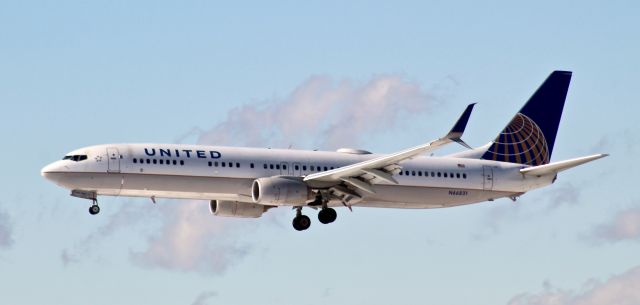 Boeing 737-900 (N66831) - United 737-900 on final for runway 22L at Newark Liberty.