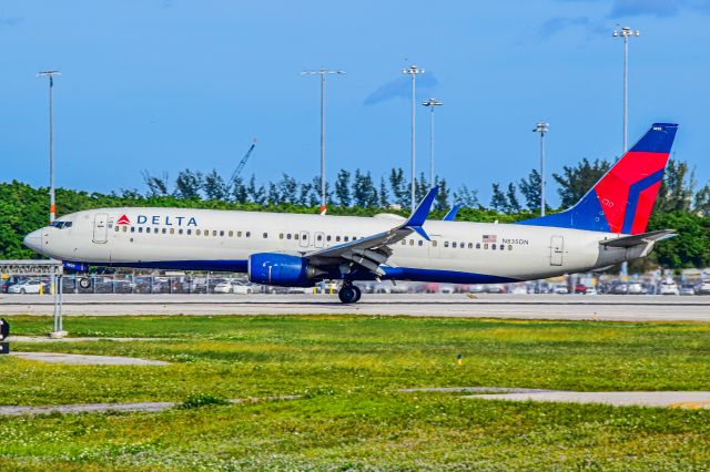 Boeing 737-900 (N835DN)