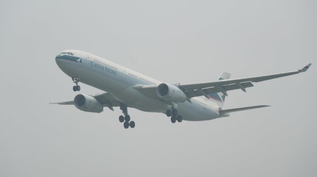 Airbus A330-300 (B-LAF) - 7.1 An Aircraft Belongs to Cathay Pacific is Approaching Runway 36R 