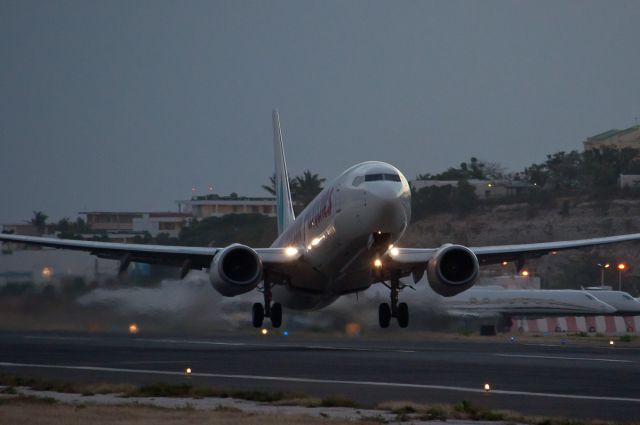 Boeing 737-800 (9Y-KIN) - Caribbean Airlines