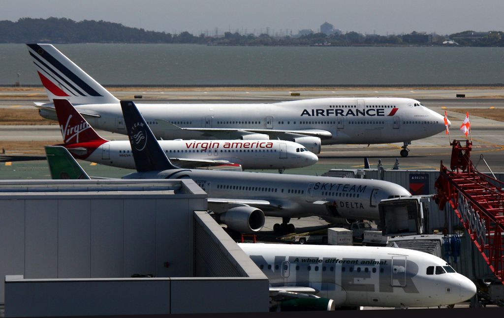 Boeing 747-400 (F-GITF) - KSFO - 1:20 PST - busy ramp and taxiways as the afternoon Intl flights arrive and the 1LR departures stack up on the taxiways.