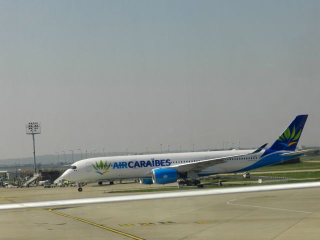 Airbus A350-900 (F-HHAV) - En attendant de prendre mon vol pour les Antilles à l'aéroport d'Orly Ouest