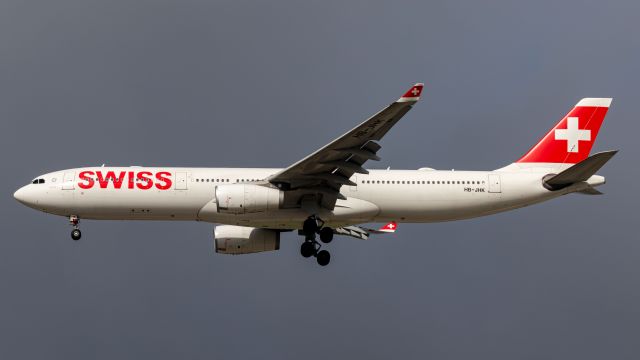 Airbus A330-300 (HB-JHK)