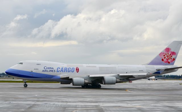 Boeing 747-400 (B-18715)