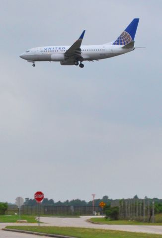 Boeing 737-700 (N16703)