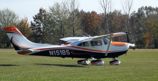Cessna Skylane (N151BS) - Taxiing for departure is this 2001 Cessna 182S Skylane in the Autumn of 2022.
