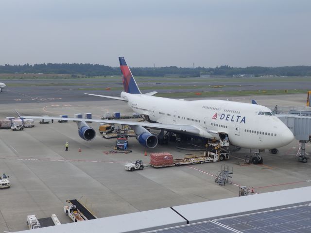 Boeing 747-400 (N662US) - Taken from the Terminal 1 observation deck (Olympus SP-820UZ)