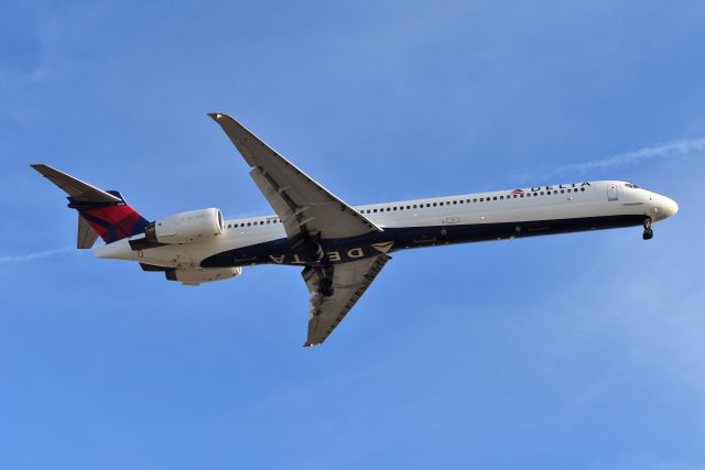 McDonnell Douglas MD-90 (N960DN) - 23-L