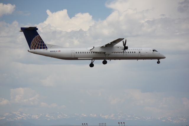 de Havilland Dash 8-400 (N502LX) - Landing 35L