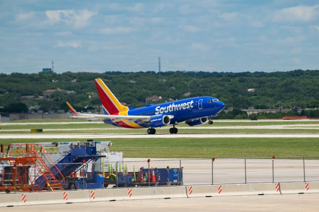 Boeing 737-700 (N948WN) - 13R departure