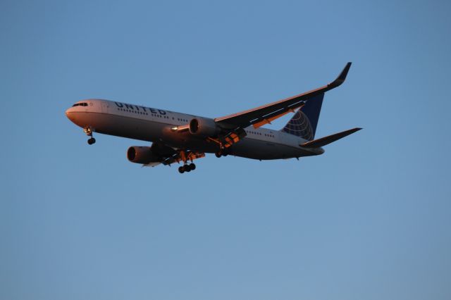 BOEING 767-300 (N664UA) - Landing 28C