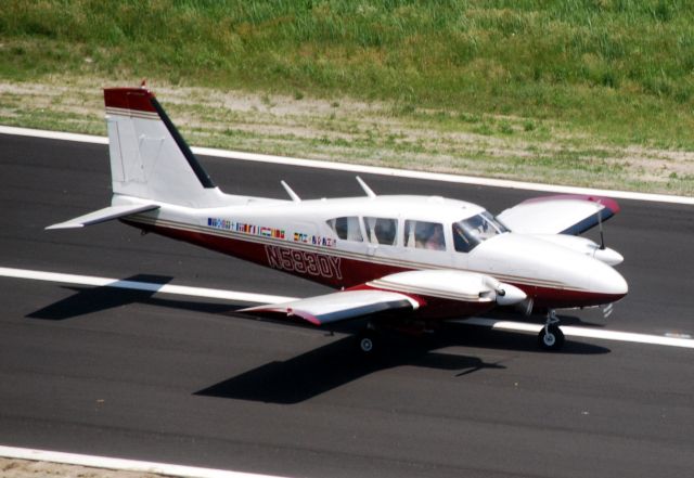 Piper Aztec (N5930Y)