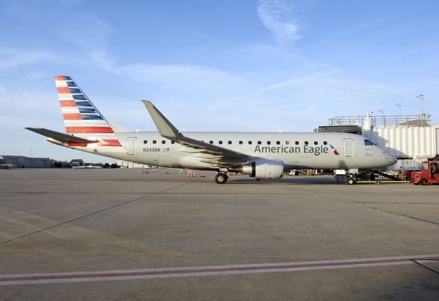 EMBRAER 175 (long wing) (N243NN)