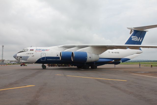 4KAZ100 — - IL 76 sur tarmac de Bangui