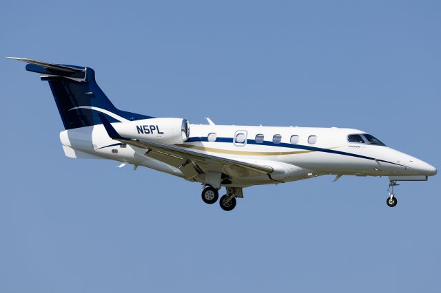 Embraer Phenom 300 (N5PL)