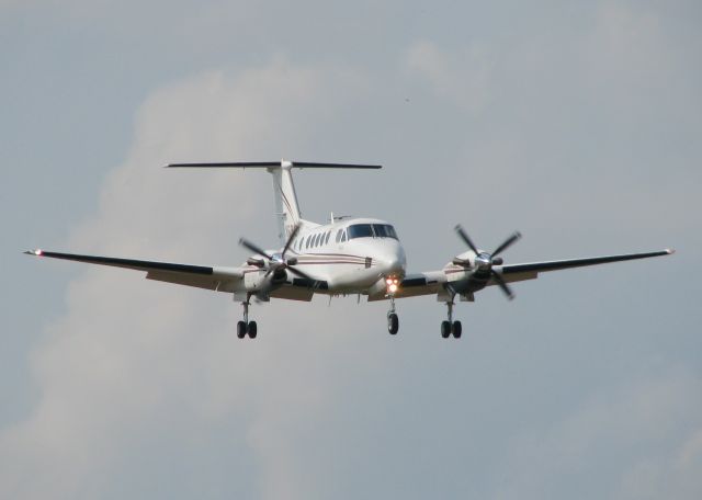 Beechcraft Super King Air 200 (N690L) - Landing on 14 at Downtown Shreveport.