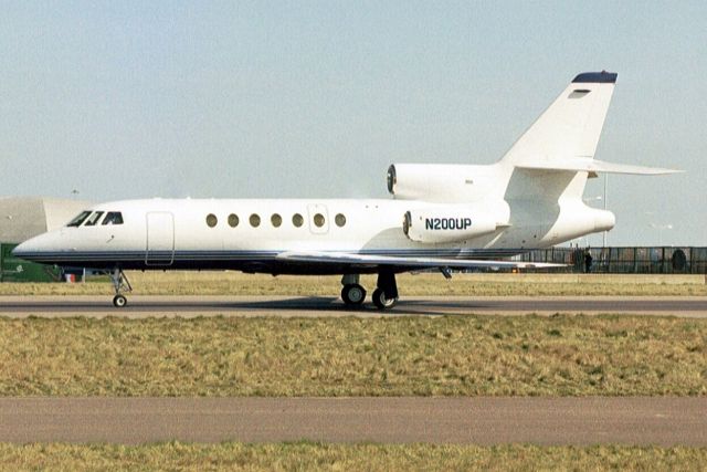 Dassault Falcon 50 (N200UP) - Taxiing to the ramp in Mar-03.  Reregistered N504WE 10-Mar-12 then N12QP 28-Nov-14.