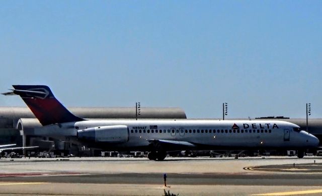 Boeing 717-200 (N899AT) - This Boeing 717 has no eyebrow windows if you look carefully.