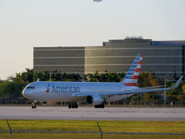 BOEING 767-300 (N386AA)