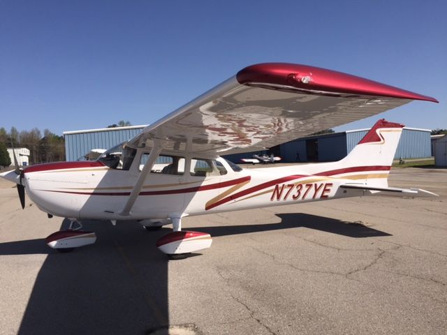 Cessna Skyhawk (N737YE)