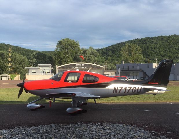 Cirrus SR-22 (N717GU)