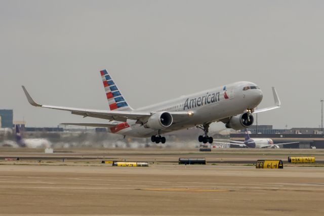 BOEING 767-300 (N387AM)