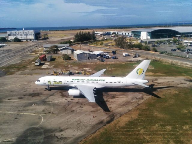 Boeing 757-200 (N524AT)