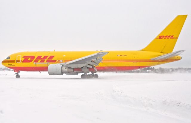 BOEING 767-200 (N653GT) - GIANT - 33L close up landing in the snow