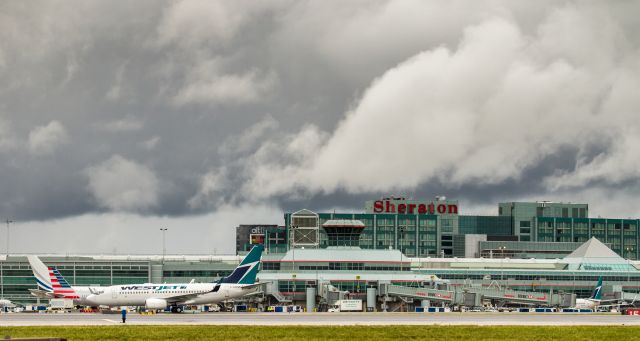 Boeing 737-700 (C-GWSP) - Wide shot of the weather at Pearson this particular weekend