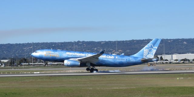 Airbus A330-200 (A6-EYE) - Perth Airport viewing platform (Abu Dhabi-Perth)