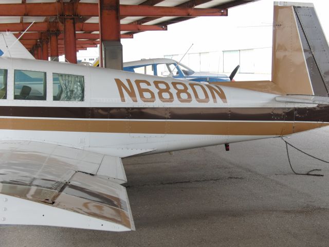 Mooney M-20 (N6880N)