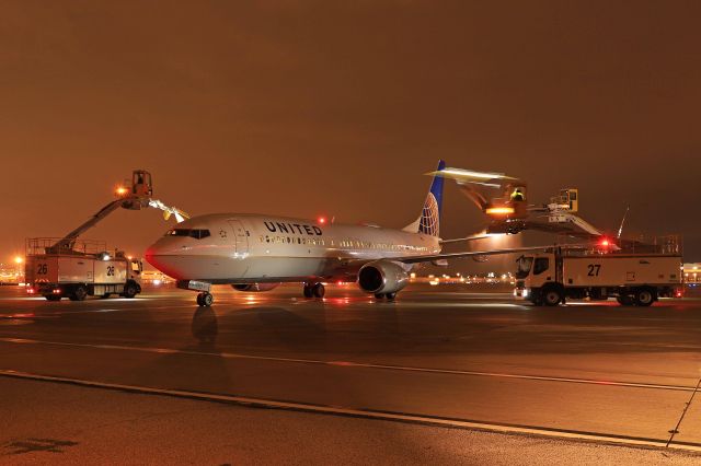 Boeing 737-800 (N78501) - A United Boeing 737-800 getting deiced on Pad-1 before departing on 30 Jan 2020.