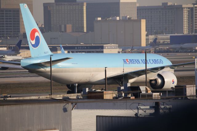 BOEING 777-200LR (HL8075)