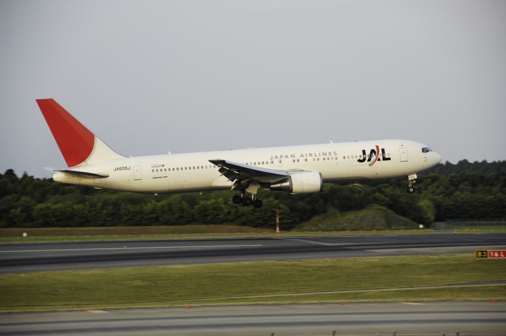 BOEING 767-300 (JA605J) - Final Approach to Narita Intl Airport R/W16L on 2012/07/28