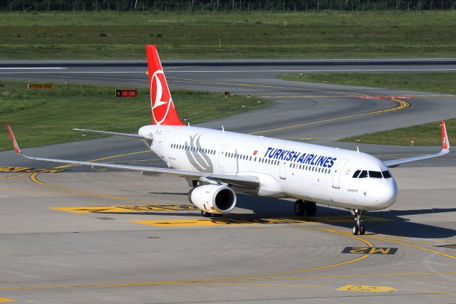 Airbus A321 (TC-JTL)