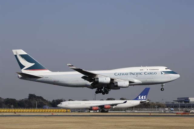 — — - Landing at NRT Airport Runway 16R on 2011/12/29