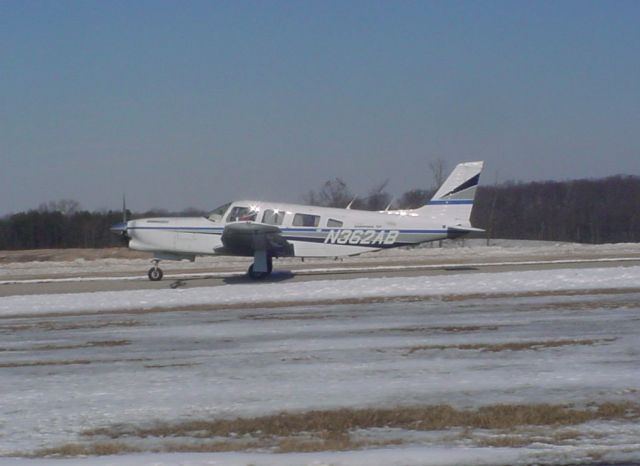 Piper Cherokee (N362AB) - Taxing to ramp at KHNB on Feb 6, 2009...