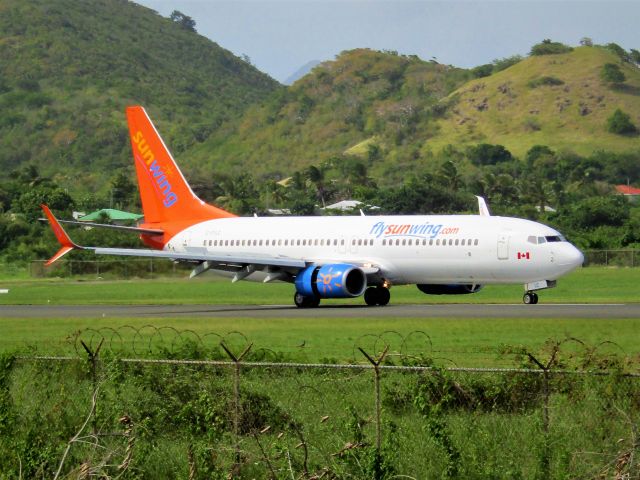 Boeing 737-800 (C-FYLC)