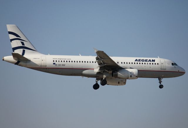 Airbus A320 (SX-DGI) - Landing on 03L