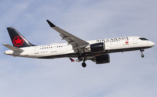 Airbus A220-300 (C-GJYC)