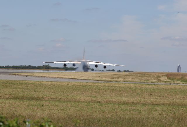 Antonov An-124 Ruslan (UR-82009) - Touch piste Nantes le 24 juin 2016