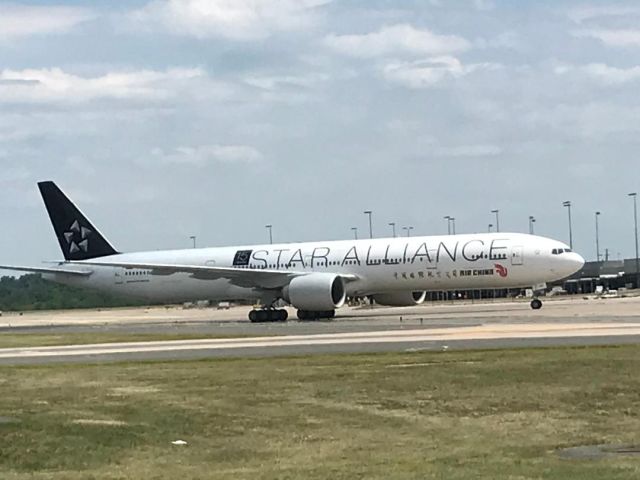 Boeing 777-200 (B-2032) - Air China B777-300ER in the Star Alliance livery just landed from PEK. 
