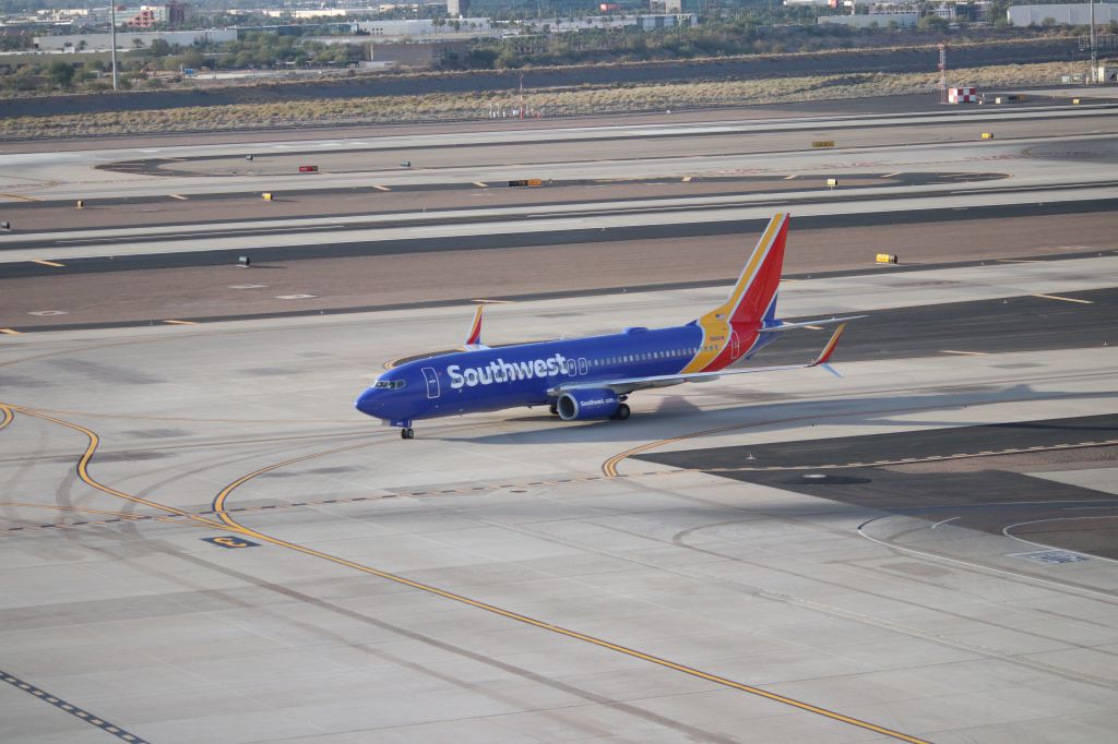 Boeing 737-800 (N8681M)