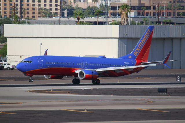 Boeing 737-800 (N8605E)