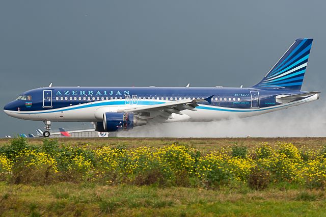 Airbus A320 (4K-AZ77) - atterrissage Paris CDG 