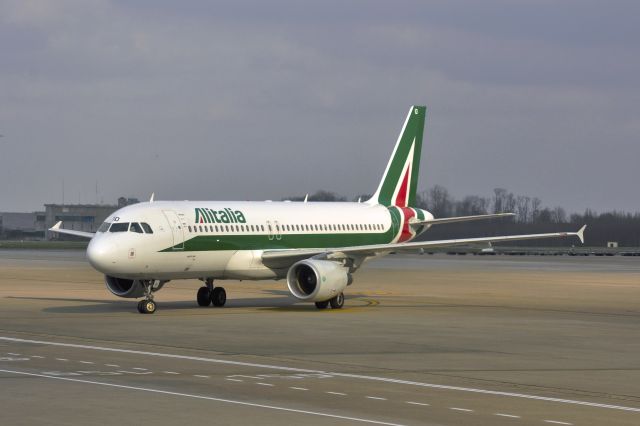 Airbus A320 (EI-EID) - Alitalia Airbus A320-216 EI-EID in Brussels