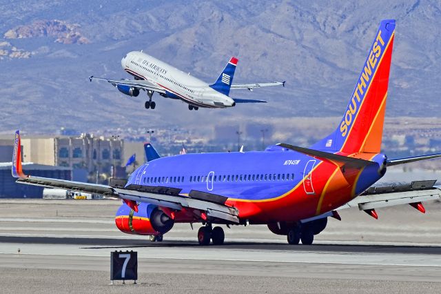 Boeing 737-700 (N784SW) - N784SW  Southwest Airlines 2000 Boeing 737-7H4  (cn 29810) - N642AW US Airways 1996 Airbus A320-232 - cn 584br /br /Las Vegas - McCarran International (LAS / KLAS)br /USA - Nevada, February 27, 2014br /Photo: Tomás Del Coro