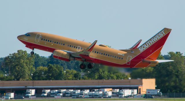 Boeing 737-700 (N714CB)