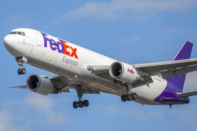 BOEING 767-300 (N175FE) - 31L